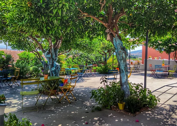 לינה וארוחת בוקר Aethra Boutique