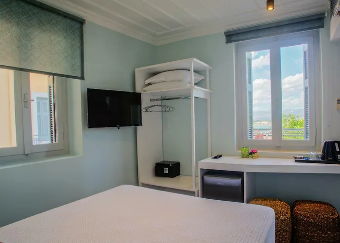 Aethra Boutique נאפפליו